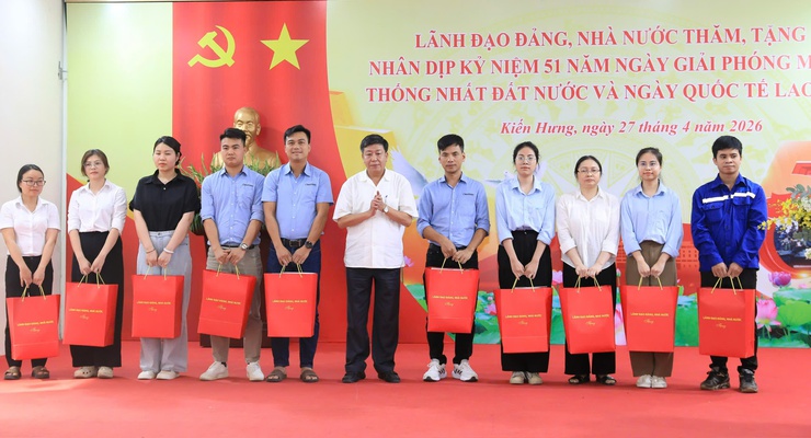 Bí thư Thành ủy Trần Đức Thắng thăm, tặng quà gia đình chính sách, công nhân, người lao động khó khăn phường Kiến Hưng- Ảnh 4.