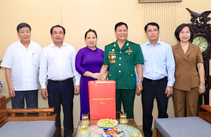 Bí thư Thành ủy Trần Đức Thắng thăm, tặng quà gia đình chính sách, công nhân, người lao động khó khăn phường Kiến Hưng- Ảnh 5.