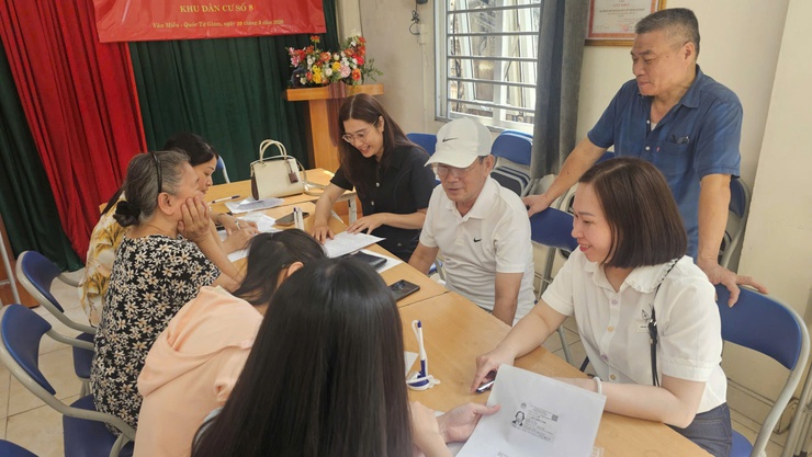 Phường Văn Miếu - Quốc Tử Giám đổi mới phương thức phục vụ Nhân dân theo tinh thần “gần dân, sát dân, lấy Nhân dân là trung tâm phục vụ”- Ảnh 1.