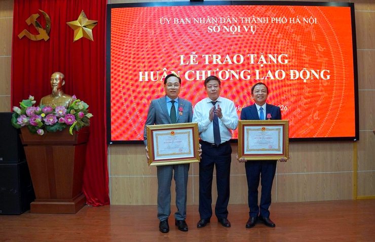 Đồng chí Đinh Mạnh Hùng, Phó Giám đốc Sở Nội vụ được trao tặng Huân chương Lao động hạng Nhì- Ảnh 1.