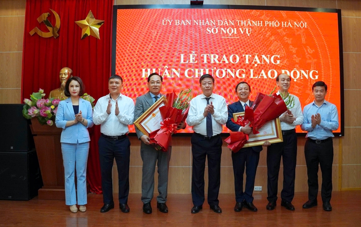 Đồng chí Đinh Mạnh Hùng, Phó Giám đốc Sở Nội vụ được trao tặng Huân chương Lao động hạng Nhì- Ảnh 2.