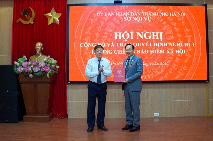 Đồng chí Đinh Mạnh Hùng, Phó Giám đốc Sở Nội vụ được trao tặng Huân chương Lao động hạng Nhì- Ảnh 3.