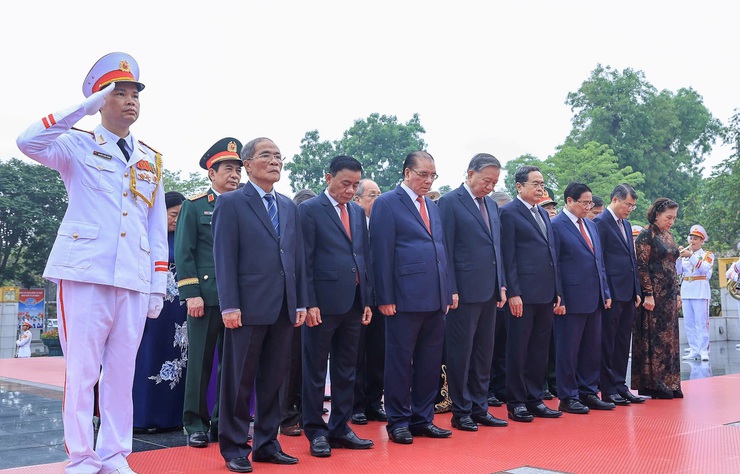 Lãnh đạo Trung ương, thành phố Hà Nội viếng Chủ tịch Hồ Chí Minh và các Anh hùng liệt sĩ- Ảnh 2.