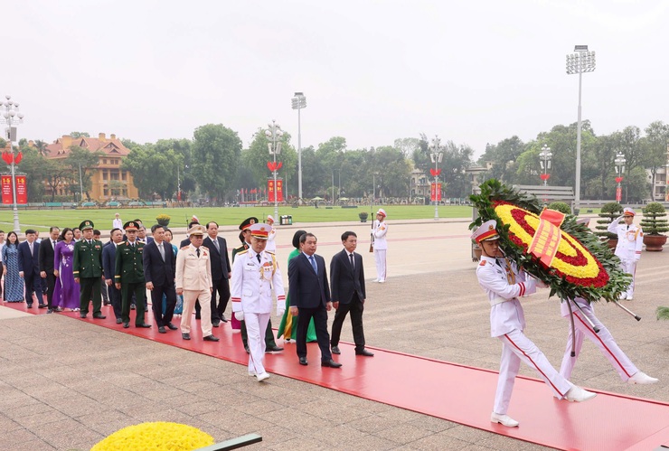 Lãnh đạo Trung ương, thành phố Hà Nội viếng Chủ tịch Hồ Chí Minh và các Anh hùng liệt sĩ- Ảnh 3.