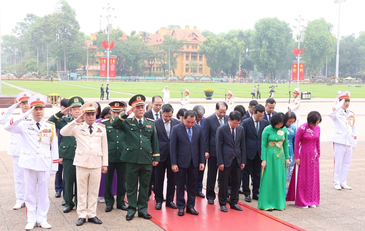 Lãnh đạo Trung ương, thành phố Hà Nội viếng Chủ tịch Hồ Chí Minh và các Anh hùng liệt sĩ- Ảnh 4.