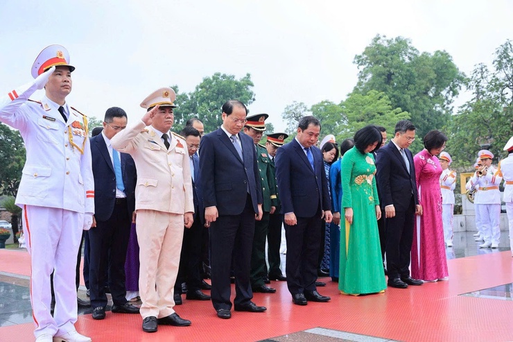 Lãnh đạo Trung ương, thành phố Hà Nội viếng Chủ tịch Hồ Chí Minh và các Anh hùng liệt sĩ- Ảnh 5.