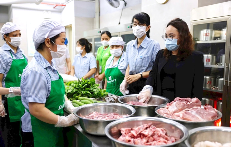 Phường Cửa Nam kiểm tra đột xuất bếp ăn tập thể tại 02 trường học trên địa bàn- Ảnh 1.