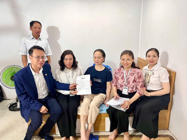 UBND phường Yên Sở hỗ trợ người dân thực hiện thủ tục hành chính theo phương châm “Đến trước nhu cầu – Tiên phong phục vụ”- Ảnh 2.