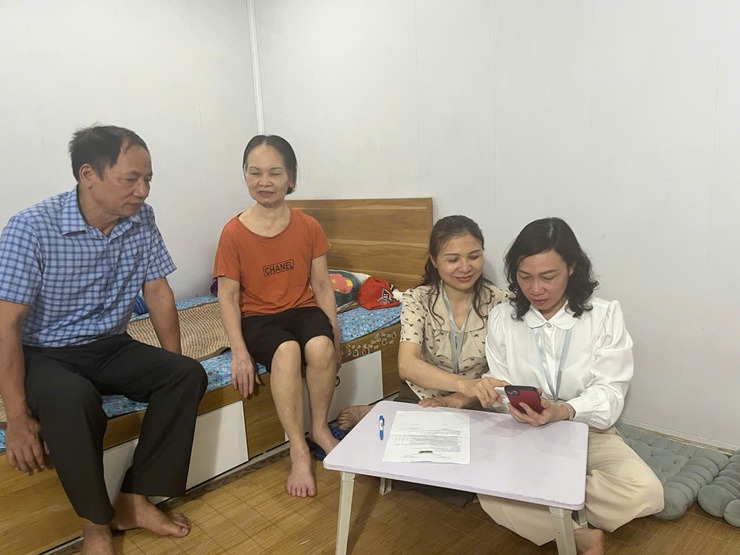 UBND phường Yên Sở hỗ trợ người dân thực hiện thủ tục hành chính theo phương châm “Đến trước nhu cầu – Tiên phong phục vụ”- Ảnh 3.