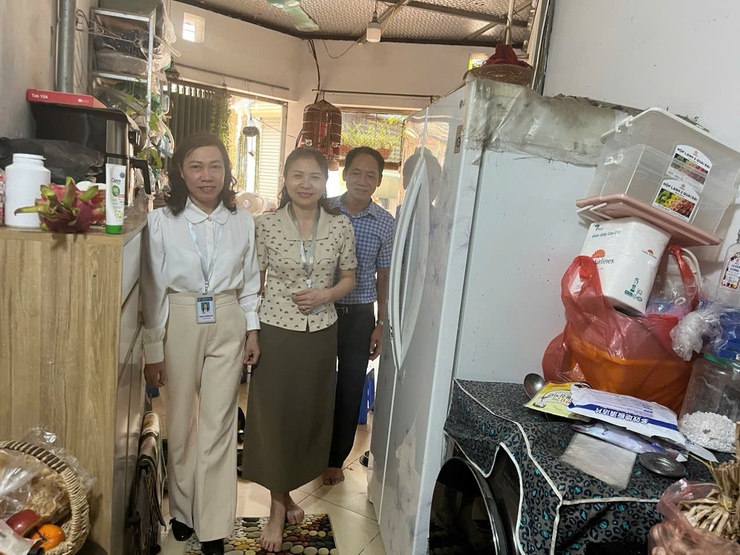 UBND phường Yên Sở hỗ trợ người dân thực hiện thủ tục hành chính theo phương châm “Đến trước nhu cầu – Tiên phong phục vụ”- Ảnh 1.