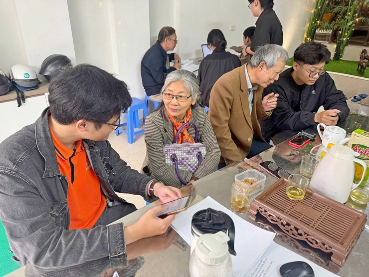 Sơn Tây triển khai mô hình sinh viên hỗ trợ chuyển đổi số, nâng cao hiệu quả cải cách hành chính- Ảnh 2.