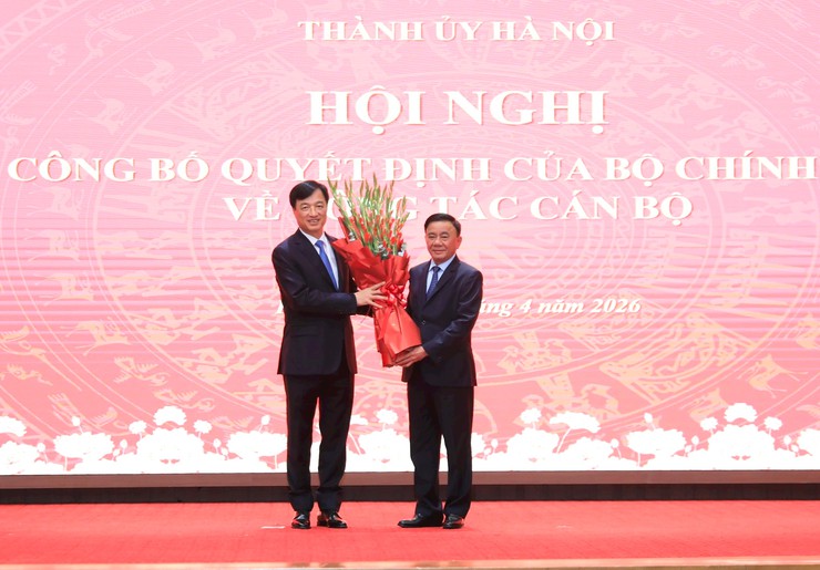 Trao Quyết định của Bộ Chính trị phân công, chỉ định đồng chí Trần Đức Thắng giữ chức Bí thư Thành ủy Hà Nội- Ảnh 1.