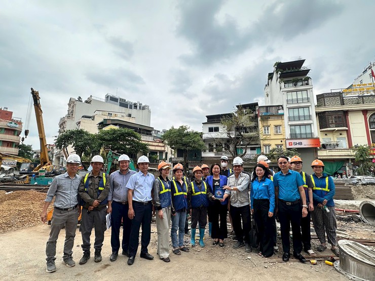 Lãnh đạo Liên đoàn Lao động Thành phố động viên công nhân làm việc xuyên kỳ nghỉ lễ- Ảnh 4.