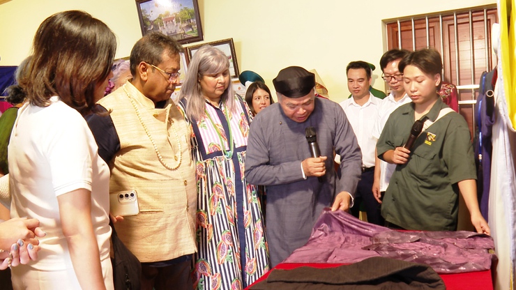 World Crafts Council delegation visits Hanoi's historic Trach Xa traditional ao dai tailoring village- Ảnh 2.