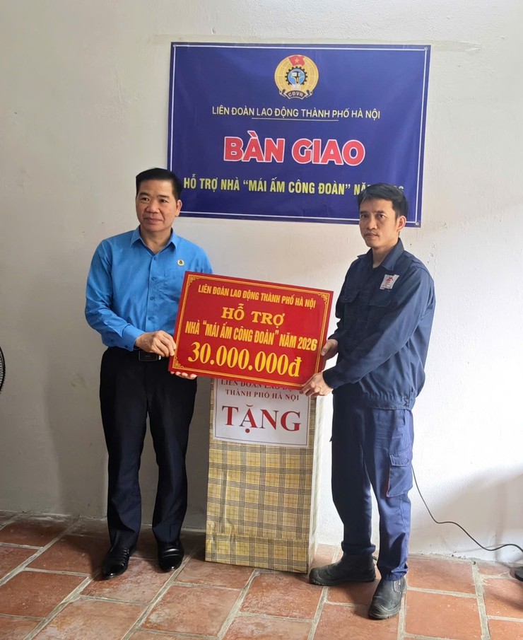 Hanoi unions provide warm homes and renewed hope for struggling workers during Workers' Month- Ảnh 2.
