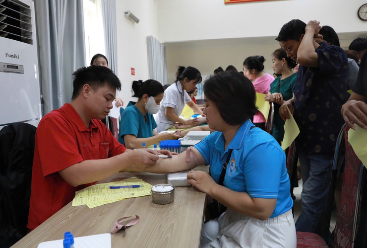 Phường Vĩnh Hưng: Sôi nổi Ngày hội hiến máu tình nguyện "Giọt hồng đất Việt"- Ảnh 1.