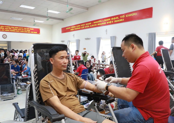 Phường Vĩnh Hưng: Sôi nổi Ngày hội hiến máu tình nguyện "Giọt hồng đất Việt"- Ảnh 2.