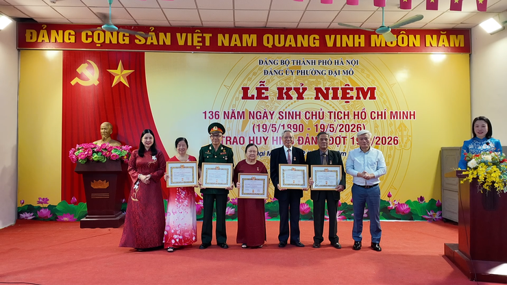 Phường Đại Mỗ trao Huy hiệu Đảng đợt 19/5 cho 63 đảng viên- Ảnh 1.