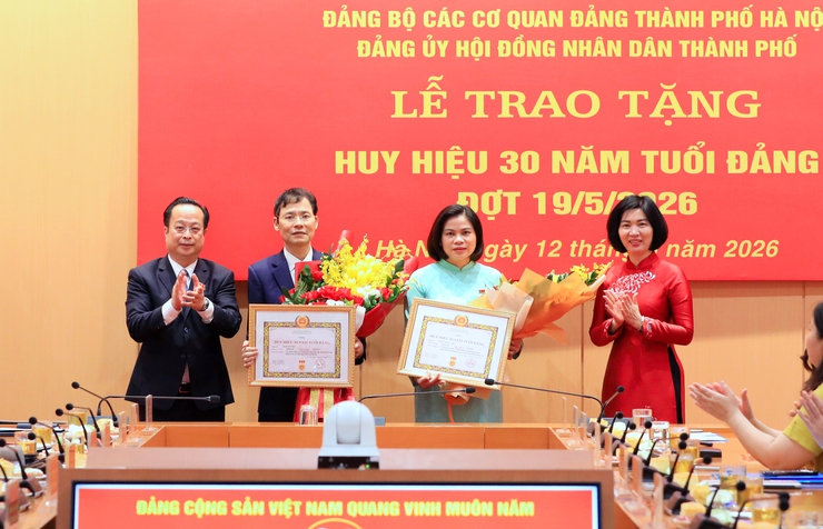 Đảng ủy HĐND thành phố Hà Nội trao Huy hiệu 30 năm tuổi Đảng đợt 19/5- Ảnh 1.