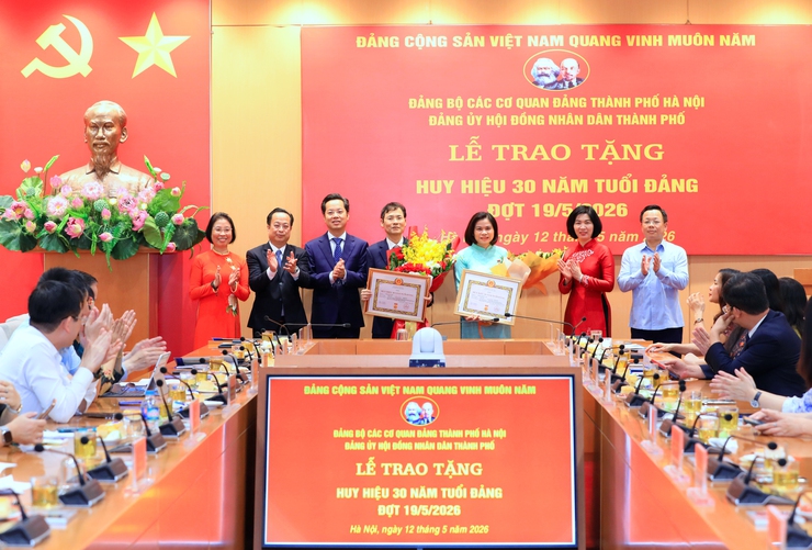 Đảng ủy HĐND thành phố Hà Nội trao Huy hiệu 30 năm tuổi Đảng đợt 19/5- Ảnh 2.
