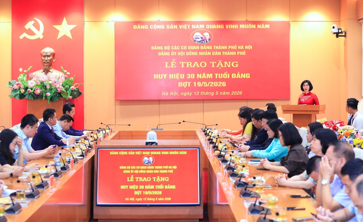 Đảng ủy HĐND thành phố Hà Nội trao Huy hiệu 30 năm tuổi Đảng đợt 19/5- Ảnh 4.