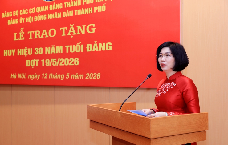 Đảng ủy HĐND thành phố Hà Nội trao Huy hiệu 30 năm tuổi Đảng đợt 19/5- Ảnh 3.
