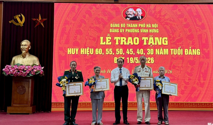 Phường Vĩnh Hưng trao Huy hiệu Đảng tặng các đảng viên lão thành- Ảnh 2.