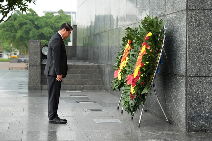 Vientiane leader honors President Ho Chi Minh, strengthens bilateral friendship with Hanoi- Ảnh 2.