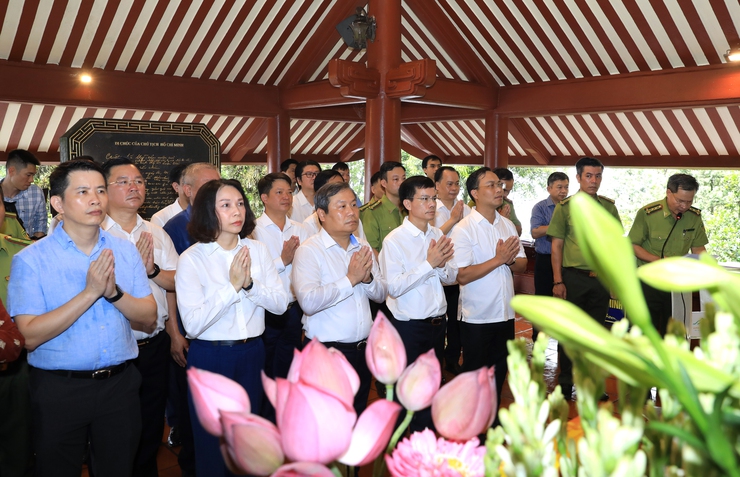 Đoàn công tác của thành phố Hà Nội dâng hương tưởng niệm Chủ tịch Hồ Chí Minh tại Vườn Quốc gia Ba Vì- Ảnh 1.