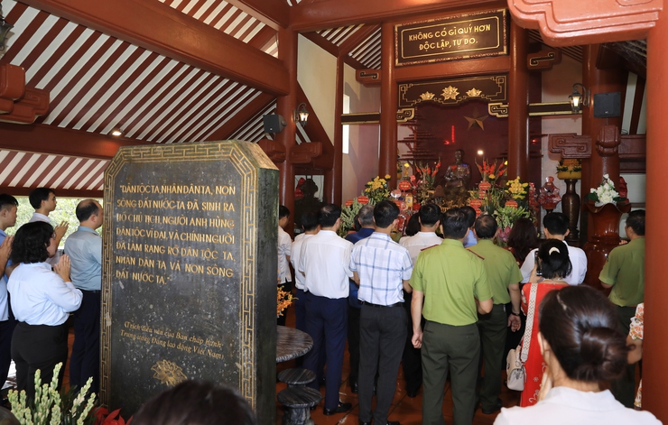 Đoàn công tác của thành phố Hà Nội dâng hương tưởng niệm Chủ tịch Hồ Chí Minh tại Vườn Quốc gia Ba Vì- Ảnh 2.