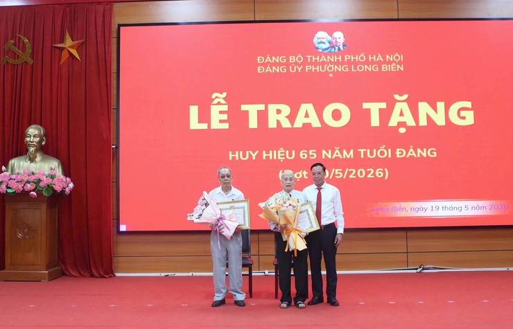 Đảng ủy phường Long Biên tổ chức trao Huy hiệu Đảng đợt 19/5/2026- Ảnh 3.