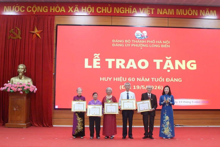 Đảng ủy phường Long Biên tổ chức trao Huy hiệu Đảng đợt 19/5/2026- Ảnh 4.