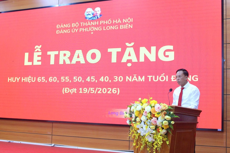Đảng ủy phường Long Biên tổ chức trao Huy hiệu Đảng đợt 19/5/2026- Ảnh 2.
