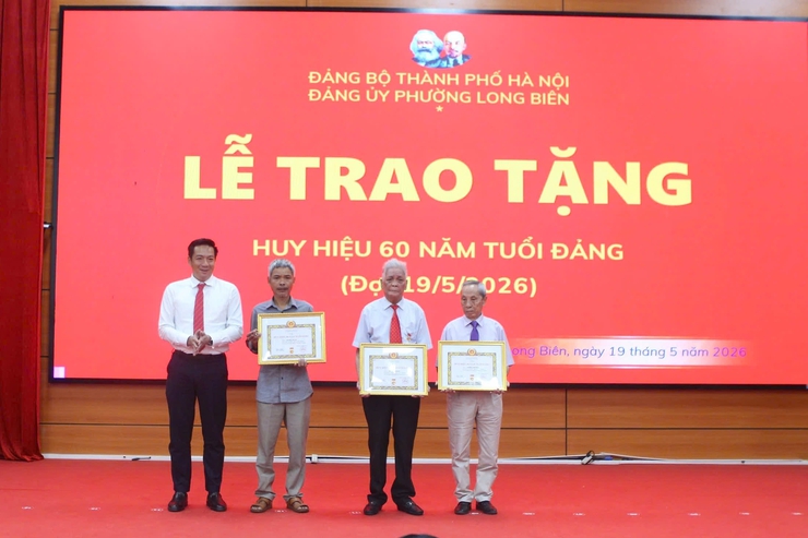 Đảng ủy phường Long Biên tổ chức trao Huy hiệu Đảng đợt 19/5/2026- Ảnh 5.