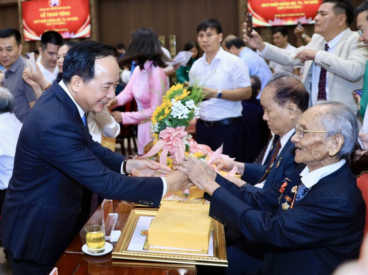 Tổng Bí thư, Chủ tịch nước Tô Lâm: Đảng lớn lên từ Nhân dân, vì Nhân dân chiến đấu, vì Nhân dân hy sinh, vì Nhân dân đổi mới và phát triển- Ảnh 9.