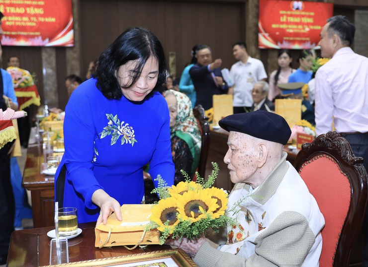 Tổng Bí thư, Chủ tịch nước Tô Lâm: Đảng lớn lên từ Nhân dân, vì Nhân dân chiến đấu, vì Nhân dân hy sinh, vì Nhân dân đổi mới và phát triển- Ảnh 7.