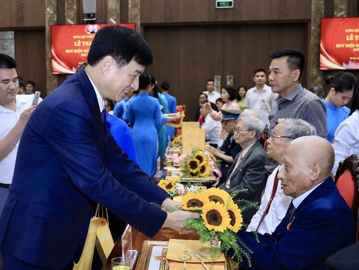 Tổng Bí thư, Chủ tịch nước Tô Lâm: Đảng lớn lên từ Nhân dân, vì Nhân dân chiến đấu, vì Nhân dân hy sinh, vì Nhân dân đổi mới và phát triển- Ảnh 8.