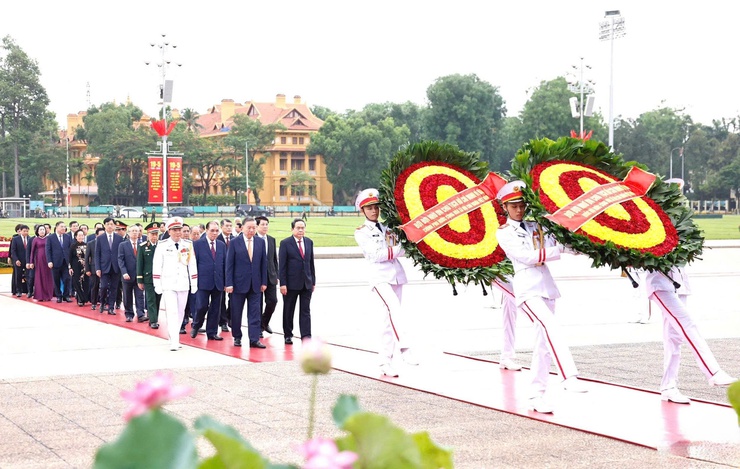 Lãnh đạo Đảng, Nhà nước và thành phố Hà Nội viếng Chủ tịch Hồ Chí Minh và các Anh hùng liệt sĩ- Ảnh 1.