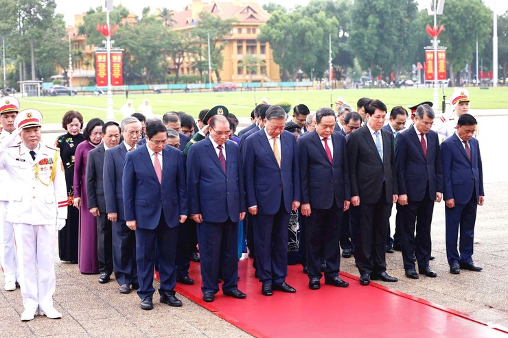 Lãnh đạo Đảng, Nhà nước và thành phố Hà Nội viếng Chủ tịch Hồ Chí Minh và các Anh hùng liệt sĩ- Ảnh 2.