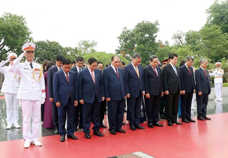 Lãnh đạo Đảng, Nhà nước và thành phố Hà Nội viếng Chủ tịch Hồ Chí Minh và các Anh hùng liệt sĩ- Ảnh 3.
