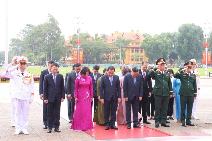 Lãnh đạo Đảng, Nhà nước và thành phố Hà Nội viếng Chủ tịch Hồ Chí Minh và các Anh hùng liệt sĩ- Ảnh 5.