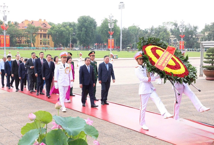 Lãnh đạo Đảng, Nhà nước và thành phố Hà Nội viếng Chủ tịch Hồ Chí Minh và các Anh hùng liệt sĩ- Ảnh 4.