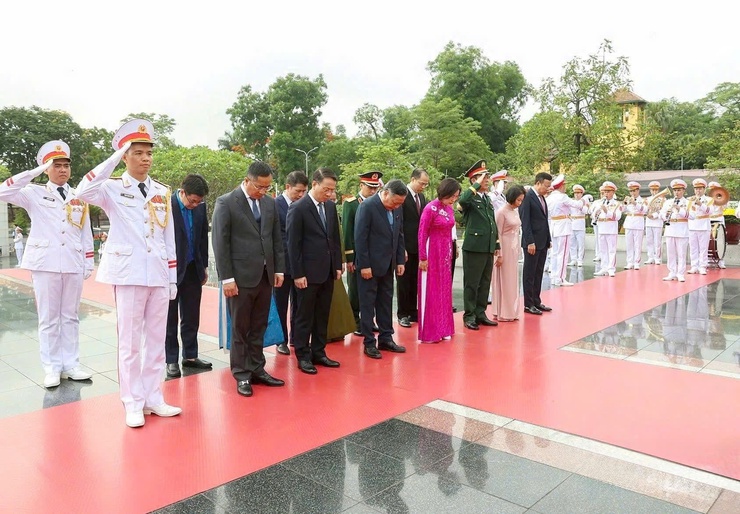 Lãnh đạo Đảng, Nhà nước và thành phố Hà Nội viếng Chủ tịch Hồ Chí Minh và các Anh hùng liệt sĩ- Ảnh 6.