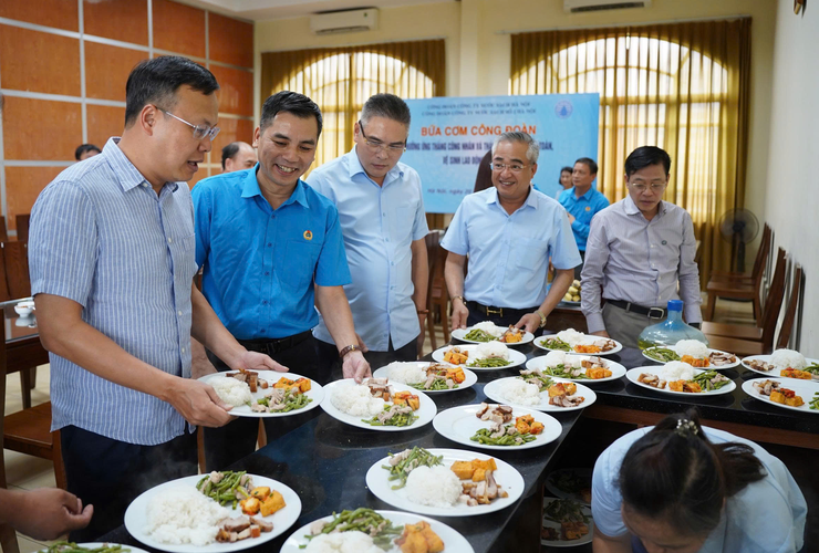 Ấm áp "Bữa cơm Công đoàn" của công nhân nước sạch Hà Nội- Ảnh 1.