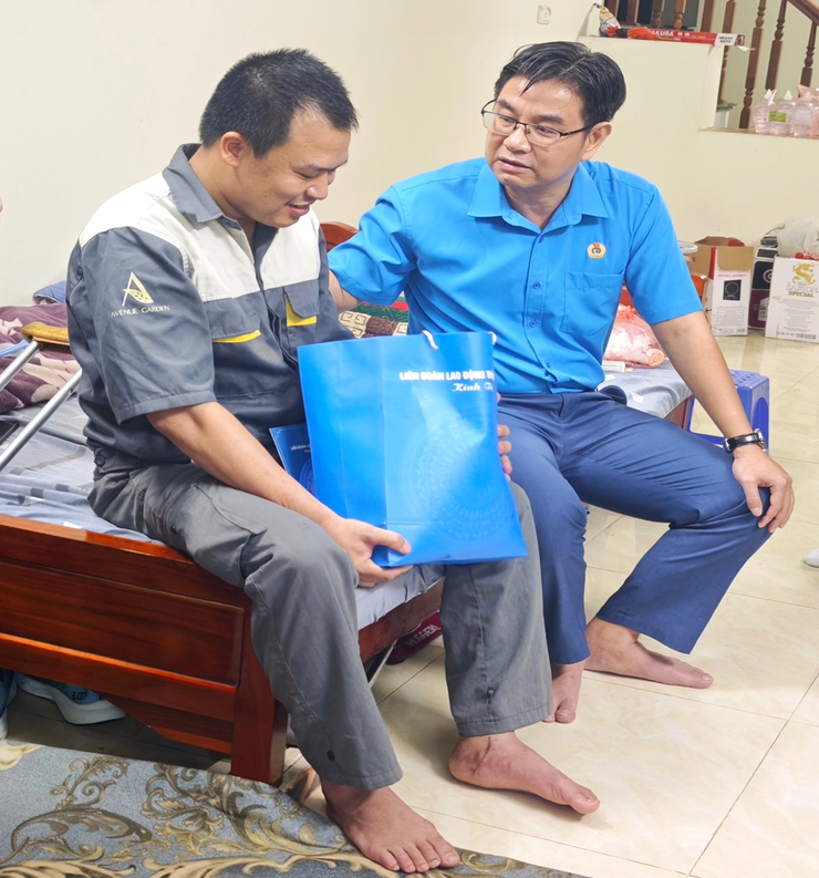Lãnh đạo Liên đoàn Lao động thành phố Hà Nội thăm hỏi, động viên công nhân bị tai nạn lao động- Ảnh 1.