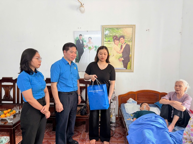 Lãnh đạo Liên đoàn Lao động thành phố Hà Nội thăm hỏi, động viên công nhân bị tai nạn lao động- Ảnh 3.