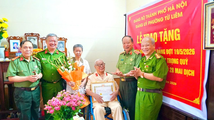 Đảng viên Nguyễn Trọng Quý (phường Từ Liêm) nhận Huy hiệu 80 năm tuổi Đảng- Ảnh 1.