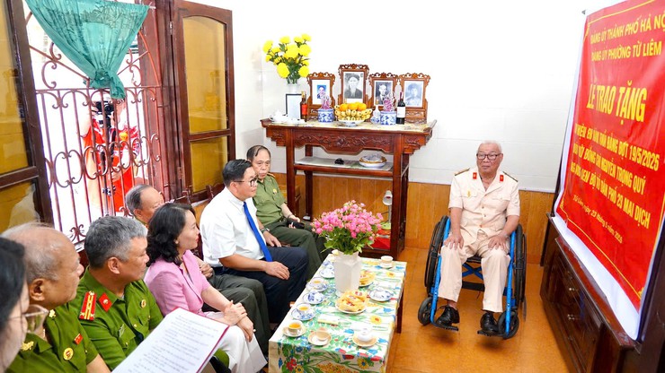 Đảng viên Nguyễn Trọng Quý (phường Từ Liêm) nhận Huy hiệu 80 năm tuổi Đảng- Ảnh 2.