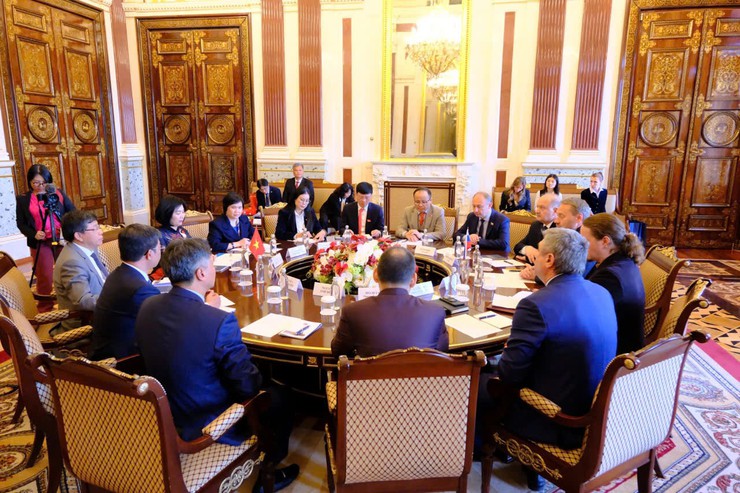 Hanoi strengthens strategic partnership with Saint Petersburg through expanding legislative cooperation initiatives- Ảnh 1.