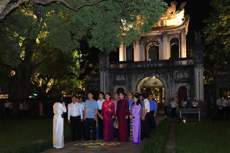 Đoàn Đại biểu dự Hội nghị HĐND toàn quốc trải nghiệm chương trình Tinh hoa Đạo học tại Di tích Quốc gia đặc biệt Văn Miếu - Quốc Tử Giám- Ảnh 6.